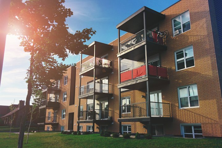 Balkonlu bir apartman binası